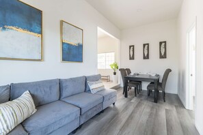 3 bedrooms, Internet - Elegant Retreat Modern Comforts Prime Location (Rosemead)