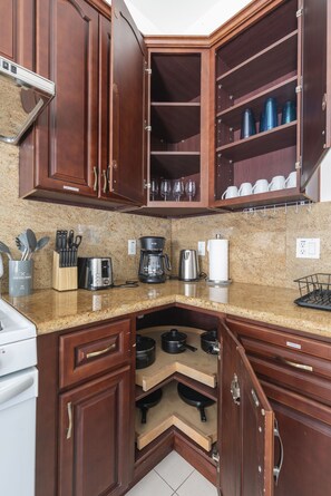 3 bedrooms, Internet - Elegant Retreat Modern Comforts Prime Location (Rosemead)