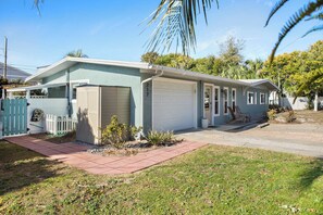 Exterior - Shell’s Family Beach Home:Big Private Pool, Golf Cart, Near Beach & PET Friendly (Panama City Beach)