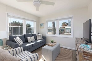 TV, offices - Shell’s Family Beach Home:Big Private Pool, Golf Cart, Near Beach & PET Friendly (Panama City Beach)