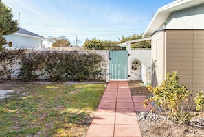 Property grounds - Shell’s Family Beach Home:Big Private Pool, Golf Cart, Near Beach & PET Friendly (Panama City Beach)