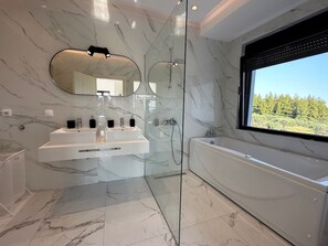 Comfort-Villa, Meerblick, Meerseite | Badezimmer | Handtücher