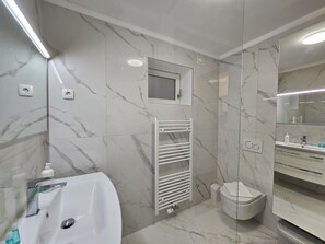 Dusche, Haartrockner, Handtücher, Seife