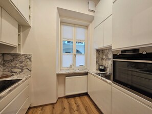 Fridge, oven, stovetop, dishwasher - Apartment Sviti Tour As Modern and quiet place by Town Hall with AC and WI-FI (Ljubljana)