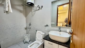 Habitación estándar | Baño | Regadera, regadera tipo lluvia, batas, bidet