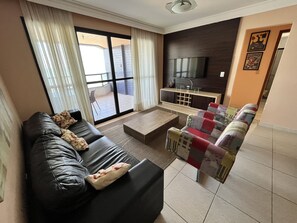 Superior Apartment, Beach View | Living room | 42-inch LCD TV with digital channels - Guarapari Praia Frente Mar (Guarapari)