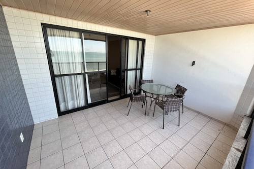Apartamento superior, vista para a praia | Varanda coberta