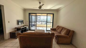 Apartamento standard, vista para a montanha | Sala de estar | TV LCD 42 polegadas com canais digitais