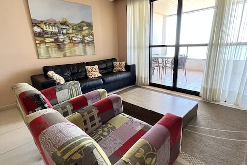 Apartamento superior, vista para a praia | Área de estar | TV LCD 42 polegadas com canais digitais