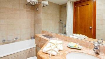 Căn hộ dành cho gia đình, ban công, quang cảnh biển | Phòng tắm