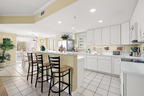 Geschirrspüler, Küchenrolle, Esstisch