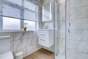 Shower, hair dryer, towels - 1 Bed Apartment - Sleeps 4 - Pets - Free Parking (Enfield)