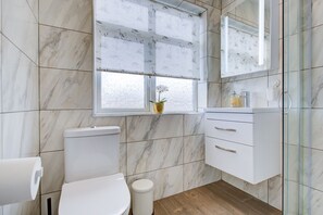 Douche, séchoir à cheveux, serviettes fournies