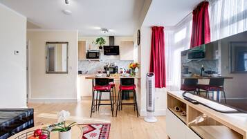 Fridge, microwave, oven, stovetop