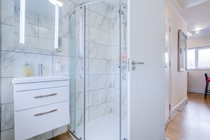 Shower, hair dryer, towels - 1 Bed Apartment - Sleeps 4 - Pets - Free Parking (Enfield)