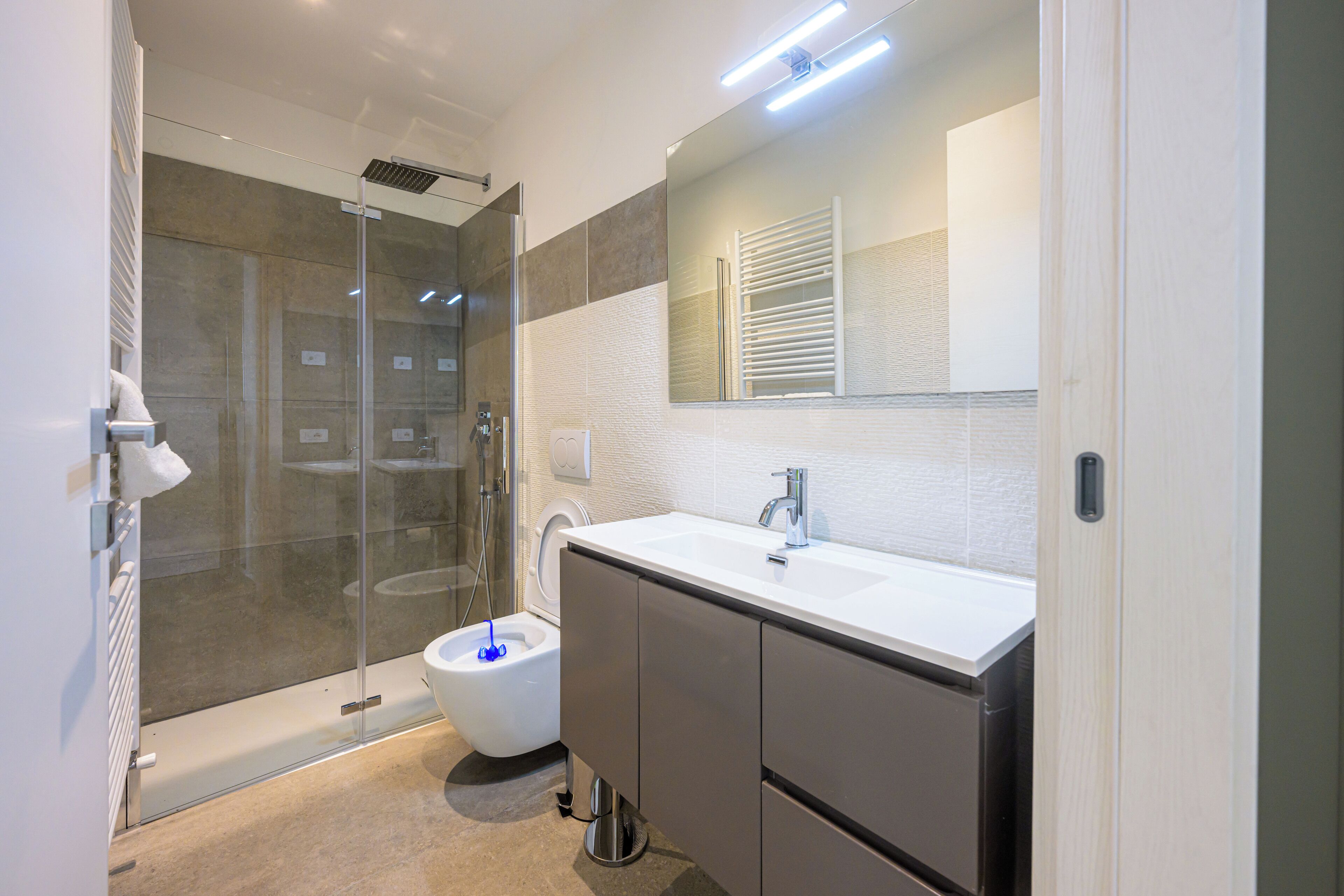 Doccia, asciugacapelli, bidet, asciugamani