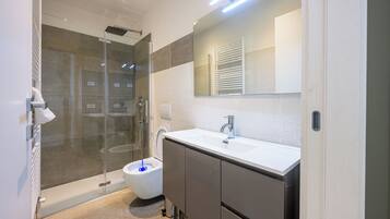 Doccia, asciugacapelli, bidet, asciugamani