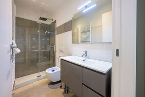 Suihku, hiustenkuivaaja, bidee, pyyhkeet