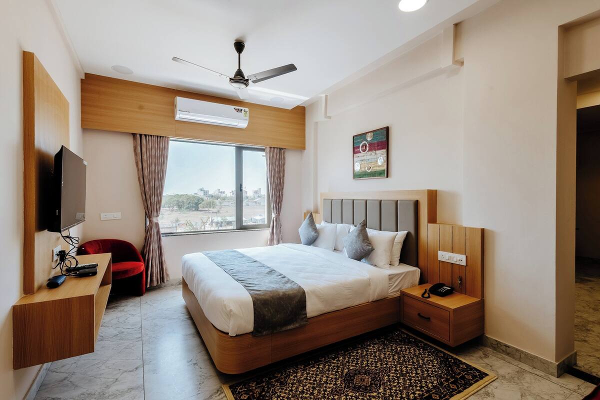 Traditional Suite | 1 bedroom, blackout curtains