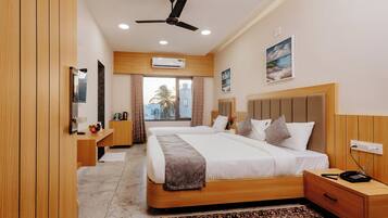 1 bedroom, blackout drapes