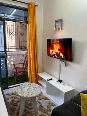 Estudio Deluxe, vistas a la ciudad | Zona de estar | Smart TV de 24 pulgadas con canales digitales
