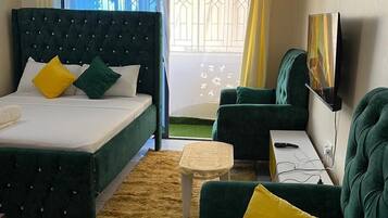 Studio – classic, byutsikt | Oppholdsområde | En 24-tommers smart-TV med digitale kanaler