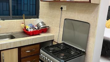 Deluxe Studio, City View | Private kitchen | Fridge, microwave, cookware/dishes/utensils