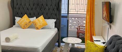 Deluxe Studio, City View | Living area