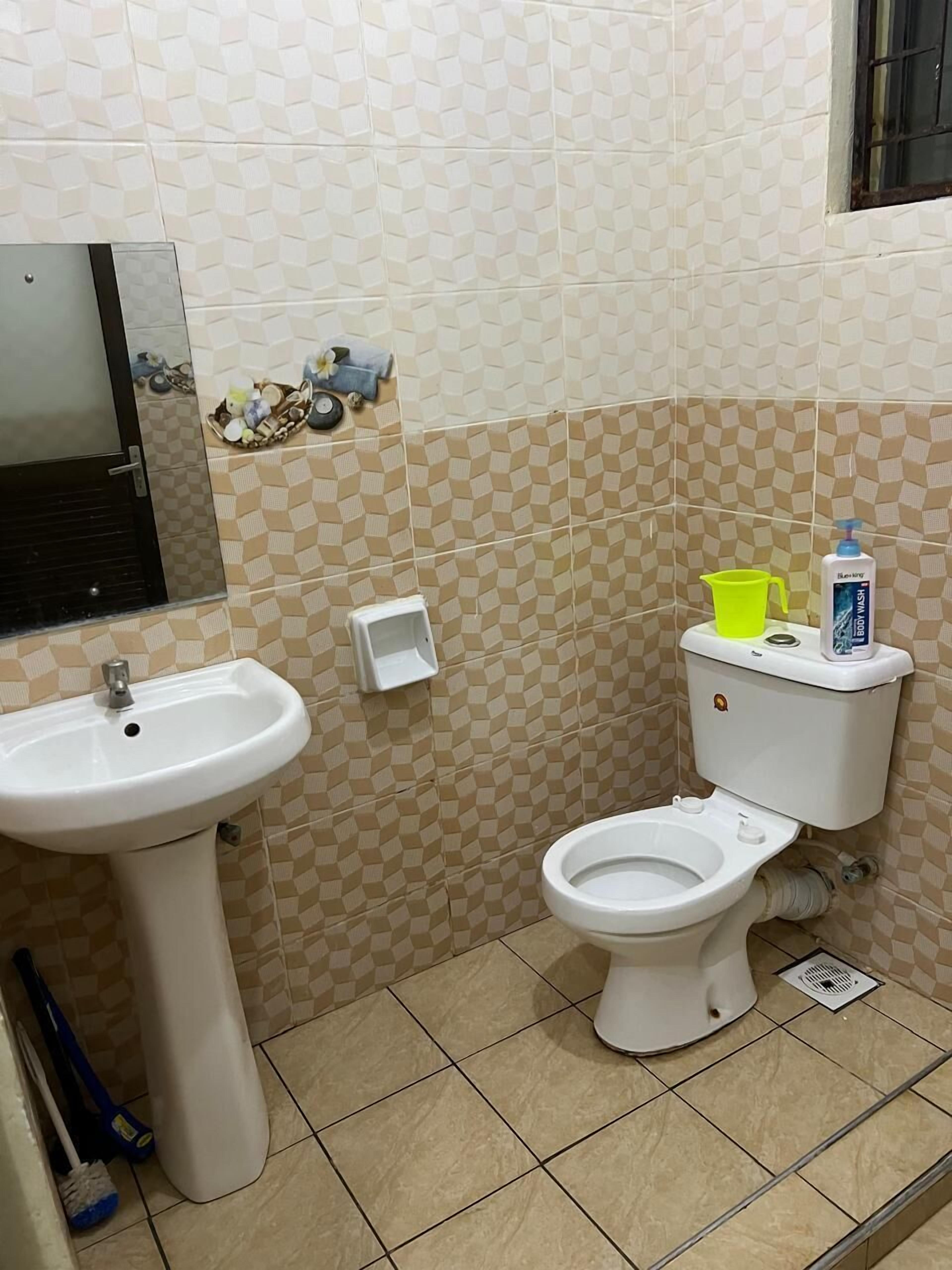 Deluxe Studio, City View | Bathroom | Shower, slippers, towels, soap