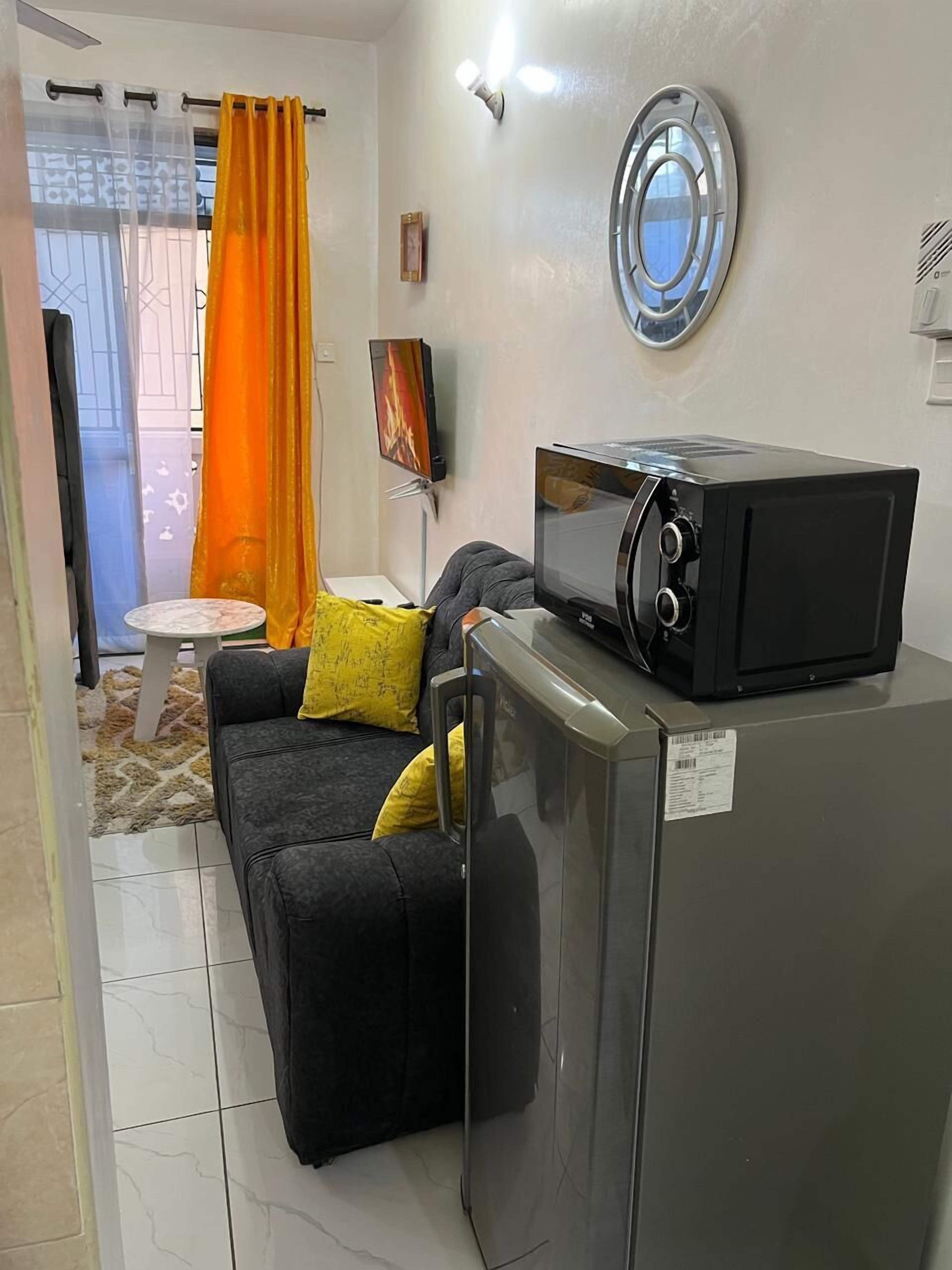 Estudio Deluxe, vista a la ciudad | Área de sala de estar | Smart TV de 24 pulgadas con canales digitales 