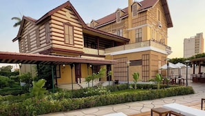 Ein großes, mehrstöckiges Gebäude mit Holzfassade und Balkon.