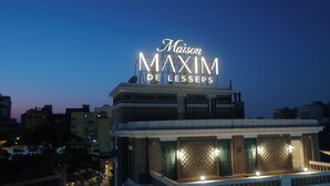 Ein Gebäude mit einem Schild, auf dem "Maison MAXIM DE L'ESSERES" steht.