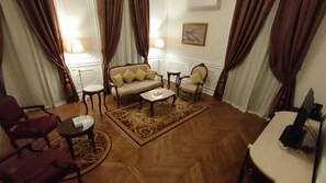 Quarto solteiro real, 1 cama de casal | Área de estar