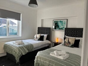 3 habitaciones, tabla de planchar con plancha, wifi y ropa de cama 
