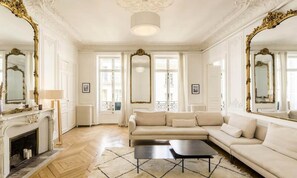Living area - Luxurious Residence Apartment of 210m2 (Paris)