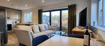 Modern 2 Bedroom Bungalow with patio and parking close to Hitchin Station