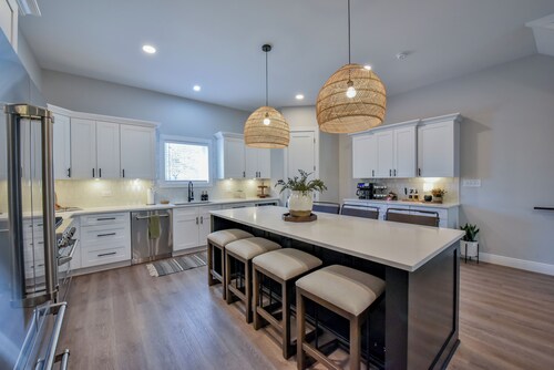 Million Dollar Rooftop - Luxe townhouse with roof terrace, kitchen, & firepit