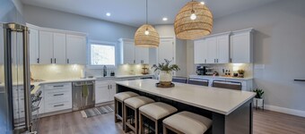 Million Dollar Rooftop - Luxe townhouse with roof terrace, kitchen, & firepit