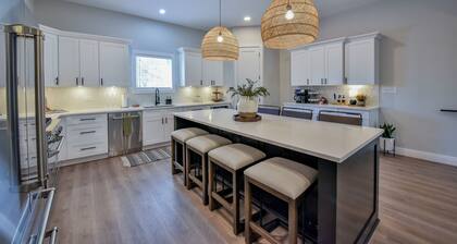 Million Dollar Rooftop - Luxe townhouse with roof terrace, kitchen, & firepit
