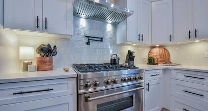 Million Dollar Rooftop - Luxe townhouse with roof terrace, kitchen, & firepit