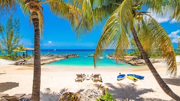 Plage, chaises longues, serviettes de plage