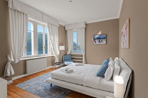 8 makuuhuonetta, tallelokero huoneessa, silitysrauta/-lauta