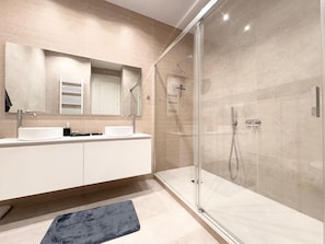 Shower, hair dryer, bidet, towels - Alcalá Gate exquisite Luxury Seasonal (Madrid)