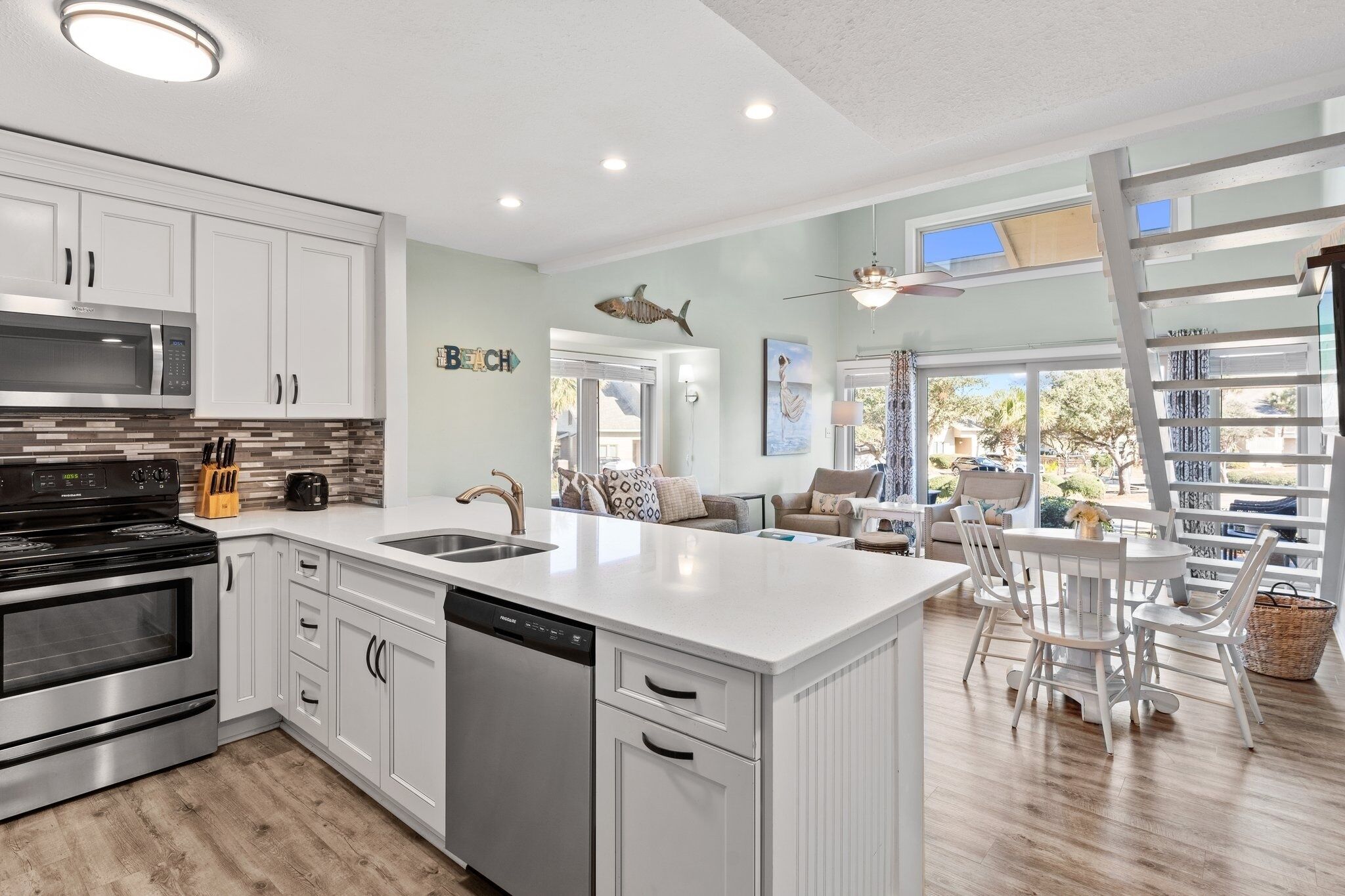 คอนโด, 2 ห้องนอน | ครัวส่วนตัว | ตู้เย็น,   เตาอบ, เครื่องชงกาแฟ/ชา, เตาปิ้งขนมปัง