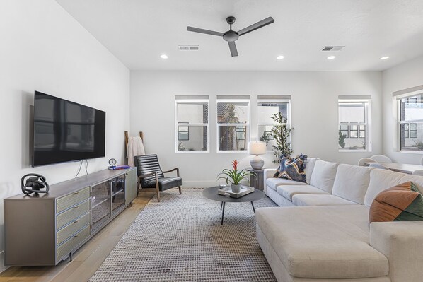 Casa geminada, 4 quartos | Área de estar | Smart TV