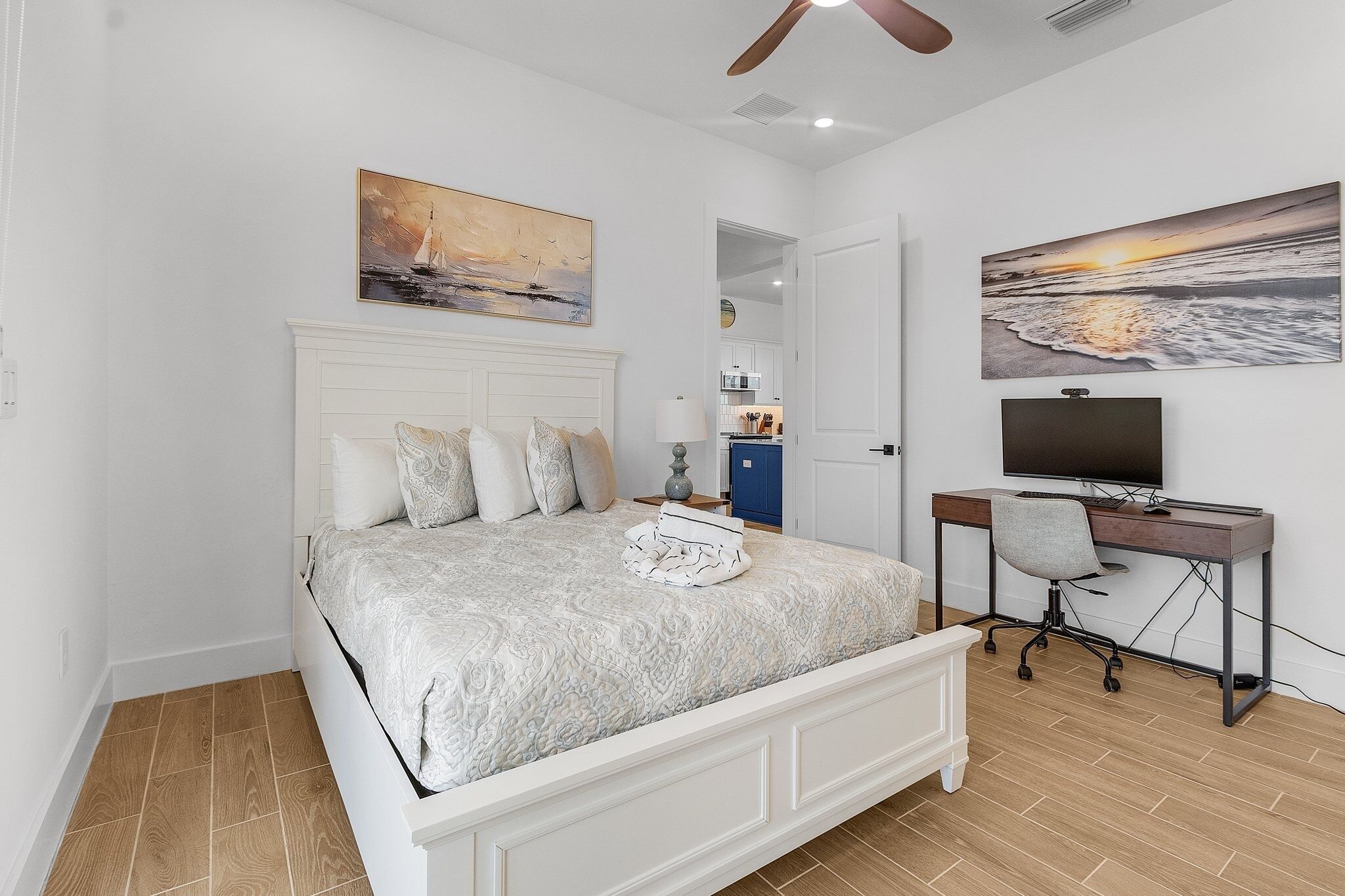 Une chambre à coucher avec un lit, un bureau et une télévision.