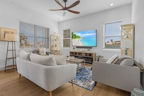 ハウス 4 ベッドルーム | リビング エリア | スマートテレビ