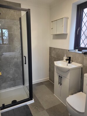 Dusche, Handtücher, Toilettenpapier