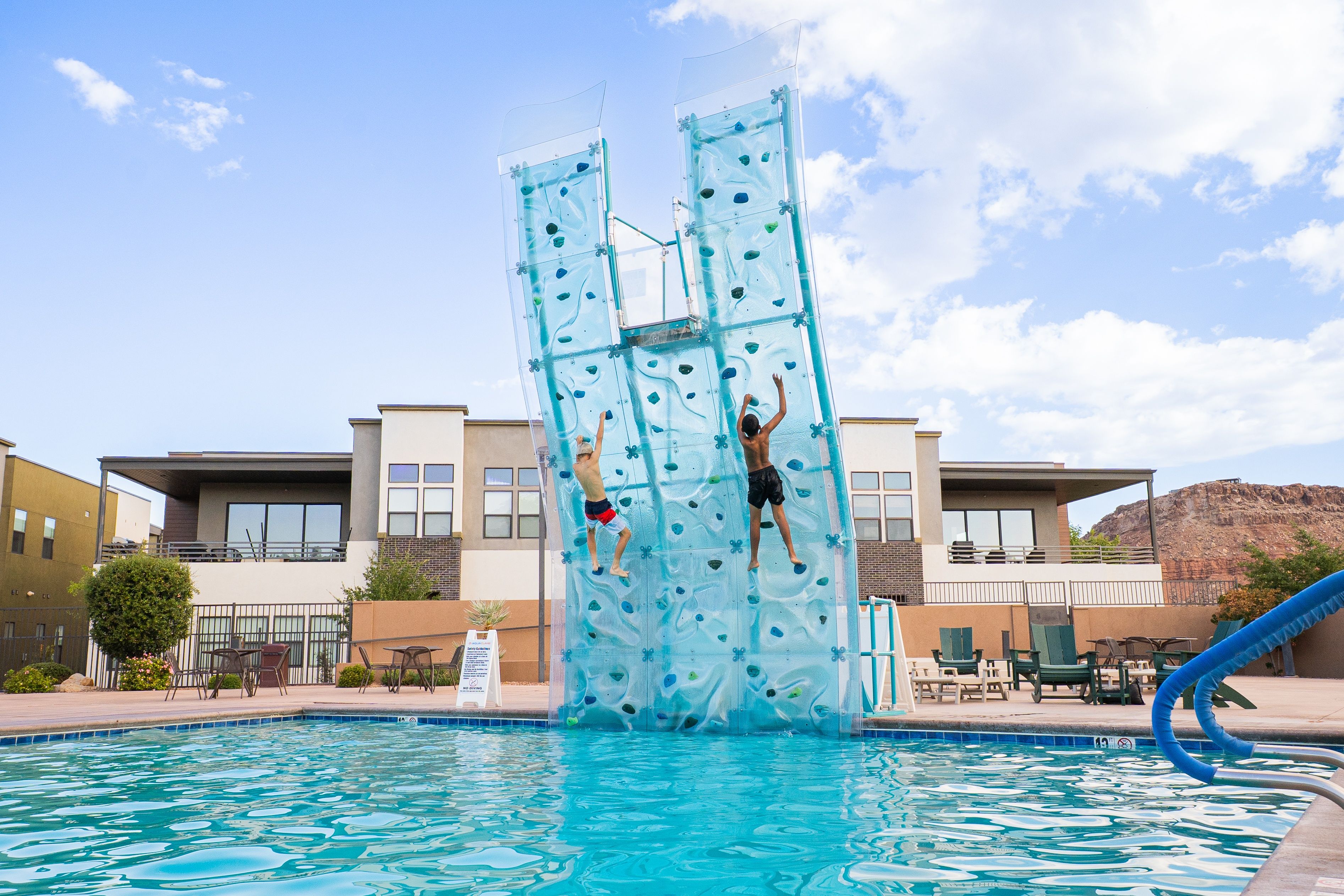 Une piscine dotée d’une structure d’escalade.