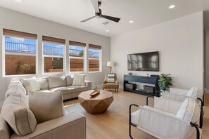 コンドミニアム 3 ベッドルーム | リビング エリア | スマートテレビ